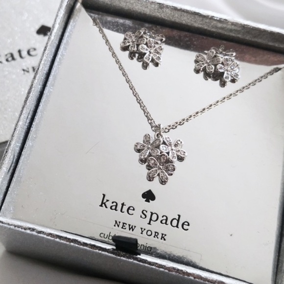 New Kate Spade gleaming gardenia cluster studs and pendant set - Picture 4 of 12